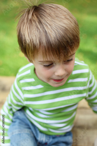 Photo: kleiner junge im grünen kleiner junge im grünen