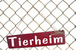 Schild an einem Zaun - Tierheim