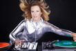 Foto: Sexy DJ Frau mit Schallplatten mixt in der Disco Sexy DJ Frau mit Schallplatten mixt in der Disco