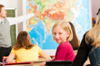 Lehrer mit Schüler in einer Schule beim Unterricht
