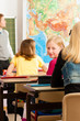 Lehrer mit Schüler in einer Schule beim Unterricht