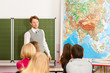 Lehrer mit Schüler in einer Schule beim Unterricht