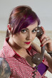Junge Frau im Vintage Look mit Telefon