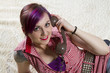 Junge Frau im Vintage Look mit Telefonhörer