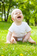 baby auf der wiese