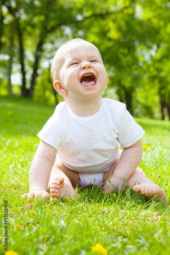 Photo: baby auf der wiese baby auf der wiese