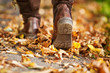 frau geht durch den herbstwald