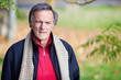 Foto: senior wandert in der natur senior wandert in der natur