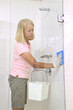 Frau putzt Fliesen in der Dusche