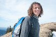 canvas print picture - Sportlicher Mann mit Rucksack