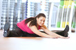 Foto: Woman doing stretching exercises at the gym Woman doing stretching exercises at the gym