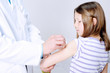 Foto: Kind wird von Kinderarzt geimpft Kind wird von Kinderarzt geimpft
