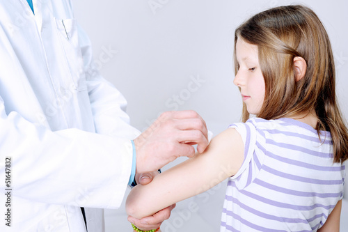 Photo: Kind wird von Kinderarzt geimpft Kind wird von Kinderarzt geimpft