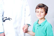 Junge beim Kinderarzt