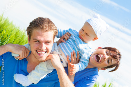 Photo: glückliche familie im feld glückliche familie im feld