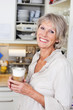 Foto: moderne seniorin genießt cappuccino zu hause moderne seniorin genießt cappuccino zu hause