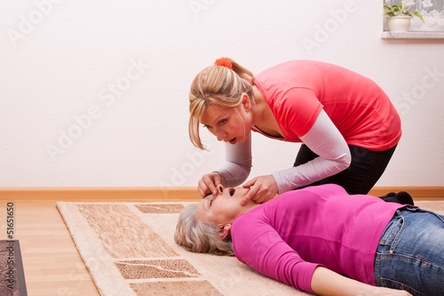 Photo: junge frau beatmet seniorin junge frau beatmet seniorin