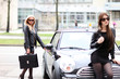Models posieren mit Auto