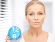 Foto: woman holding alarm clock woman holding alarm clock