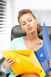 Foto: young businesswoman with folders sitting in chair young businesswoman with folders sitting in chair