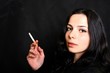 femme fumant de cigarette