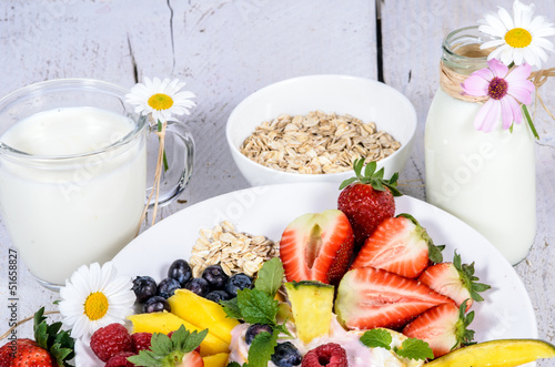 Photo: Gesundes Frühstück mit Obst und Joghurt genießen Gesundes Frühstück mit Obst und Joghurt genießen