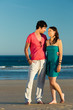 Foto: Man and woman enjoying sunset on beach Man and woman enjoying sunset on beach