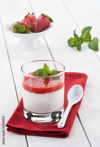 Photo: Panna cotta con fragole Panna cotta con fragole