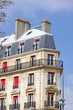 Derniers étages, immeuble en pierre de profil