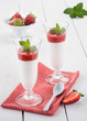 Panna cotta con mousse di fragole