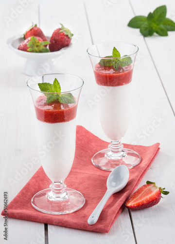 Photo: Panna cotta con mousse di fragole Panna cotta con mousse di fragole