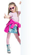 Foto: fashion girl behind a white board fashion girl behind a white board