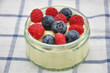 Vanillepudding mit Beeren