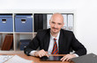 Geschäftsmann arbeitet am Tablet Computer