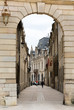 Vieille rue par une arcade