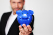 Mann mit Sparschwein