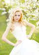 Foto: portrait of a beautiful bride in a lush garden portrait of a beautiful bride in a lush garden