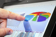 Foto: Finger Touching Screen with Financial Chart on Tablet-PC Finger Touching Screen with Financial Chart on Tablet-PC