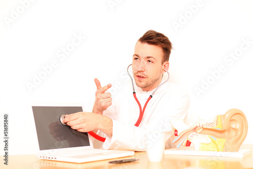 Photo: junger HNO Arzt junger HNO Arzt