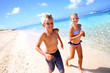 Foto: Kids running on a sandy beach in Caribe Kids running on a sandy beach in Caribe