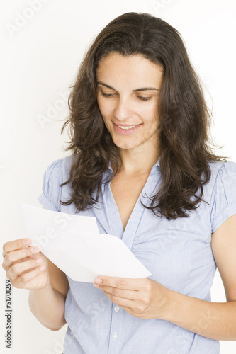 Photo: Frau liest einen Brief Frau liest einen Brief