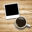 Photo: Polaroid auf Holz mit Kaffeetasse Polaroid auf Holz mit Kaffeetasse