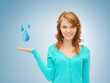 Foto: woman showing blue water drops woman showing blue water drops