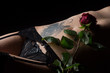 Rose auf dem nackten Bauch einer Frau