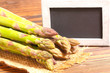 Schild an Spargel