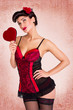 Pinup Girl in Dessous mit Herz in der Hand