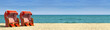 Strandpanorama mit rotweißen Strandkörben B800