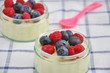 Vanillepudding mit Beeren