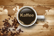 Kaffeetasse auf Holz mit Weltkarte