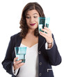 Photo: Optimistische Frau isoliert mit halbleerem Wasserglas Optimistische Frau isoliert mit halbleerem Wasserglas